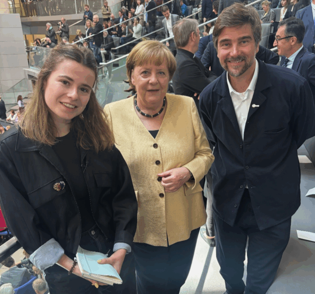 Boris Herrmann mit Angela Merkel und Luisa Neubauer