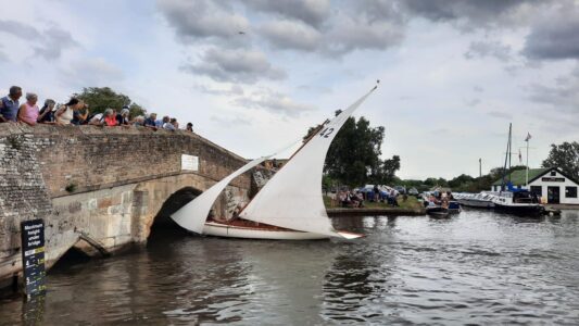 In voller Fahrt auf die Brücke zu: Was mit dem Rigg passiert