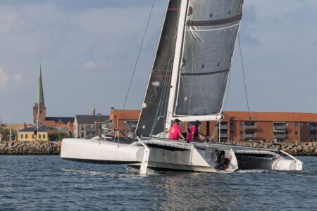 Seenotfall bei der MidsummerSail: Deutscher Einhandsegler vor Rügen mit Trimaran gekentert