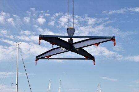 Yacht fällt aus defektem Travellift – Gerichtsurteil klärt die Haftung und Erstattung