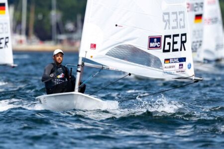450 Boote bei YES Regatta: Philipp Buhl startet neue Kampagne  – Kurzprogramm nach Flaute