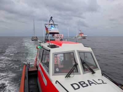Seenotrettung: DGzRS findet vermissten Einhandsegler bei Fehmarn