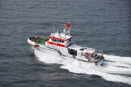 Manövrierunfähig auf der Ostsee: Seenotretter helfen Einhandsegler
