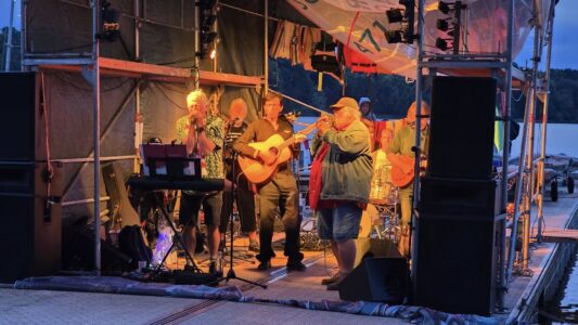 Der Clown ist 70: Frank Schönfeldt hat vorgefeiert – Regatta und Segler-Konzert in Segeberg