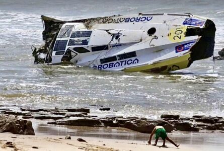 Elf Monate nach dem Totalverlust: Class40 „Acrobatica“ taucht am Strand von Marokko wieder auf