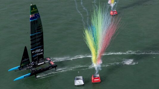 SailGP Portsmouth: Schweiz im Finale, Kiwis stark – Deutschland crasht gegen Tonne