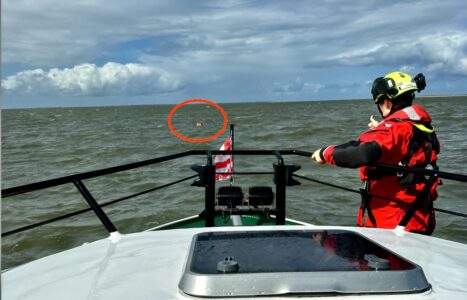 Kenterung in der Nordsee: Seenotretter finden im Wasser treibenden Segler
