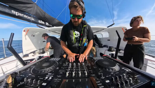 Conrad Colmans IMOCA wird zum House-Club: Mit DJ-Pult vor Lorient