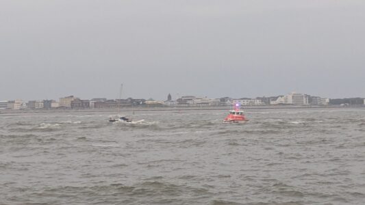 Seenotretter befreien zwei Männer vor Norderney aus Lebensgefahr