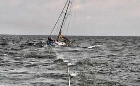 DGzRS rettet Einhandsegler: Manövrierunfähig vor Fehmarn bei 7 Windstärken