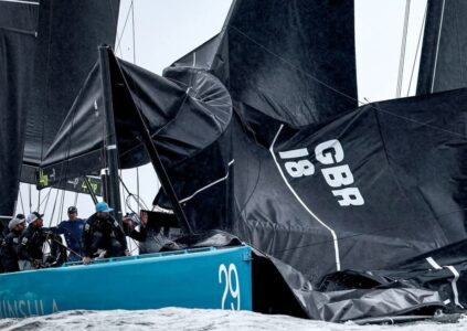 RC44 WM vor Scheveningen: Dronen-Video zeigt harten Crash mit Mastbruch