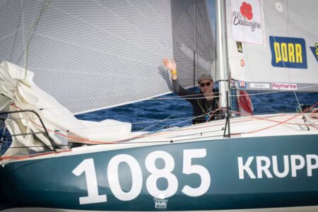 Mini-Transat: Deutscher Hendrik Lenz aktuell auf Rang 3 – Wie ein Skipper nach Mastbruch weitermachen kann
