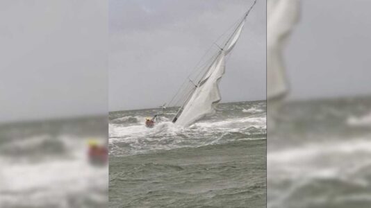 Vier Menschen von sinkender Yacht geborgen. Video zeigt dramatische Rettung