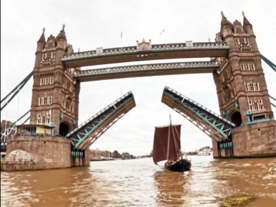 Big Picture: Wikingerschiff segelt durch Tower Bridge