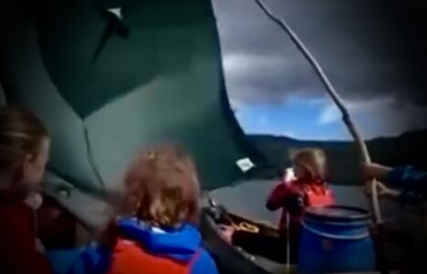 Spaß am Segeln: Fröhliche Kids beim Abenteuertörn mit ihrem „Katamaran“