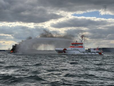 Segelyacht brennt vor Travemünde – Motorboot-Crew rettet Skipper