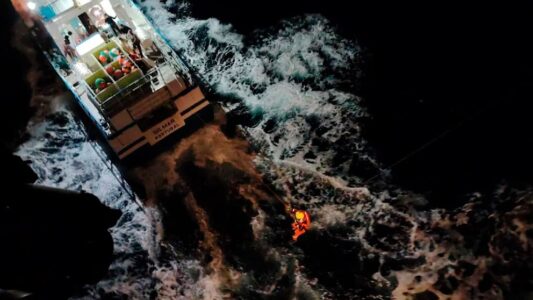 Von Orcas versenkt: Ehepaar und drei Kinder in der Rettungsinsel – Hubschrauber im Einsatz