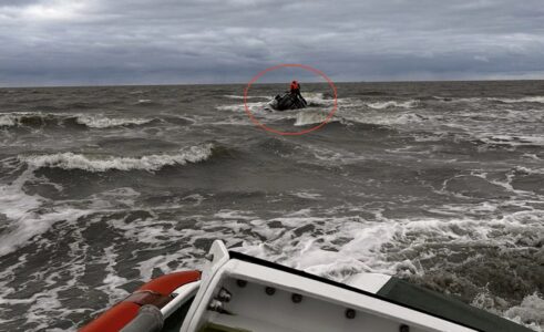 Marineflieger retten Schiffbrüchige aus Seenot: Hubschrauber war zufälig vor Ort