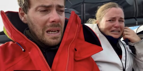 Class40 durch Flugzeug beschädigt: Belgisches Ehepaar bei der Transat Café L’Or in Tränen