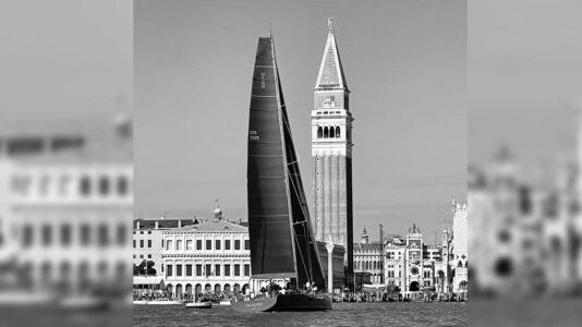 Big Picture: Michael Schmidt mit Y8 „Calabash“ vor dem Markusturm von Venedig