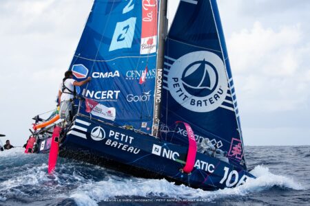 Mini Transat: Schweizer Sieg mit deutschem Boot – Foiler vom Bugspriet durchbohrt