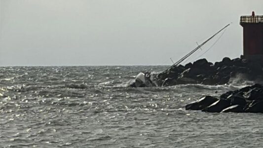 Ende auf den Felsen: Zwei Segler aus gefährlicher Situation gerettet – Probleme mit dem Propeller