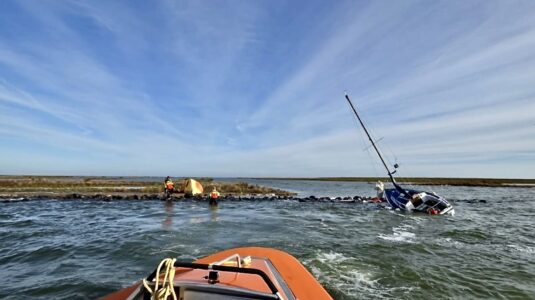 Schiffbruch auf IJsselmeer-Insel: Deutscher Einhandsegler wartet 2,5 Tage auf Hilfe