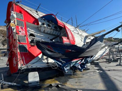 Vendée Globe Pechvogel Nicolas Rougers: Stücke vom bemalten Großsegel sollen die Finanzierung sichern