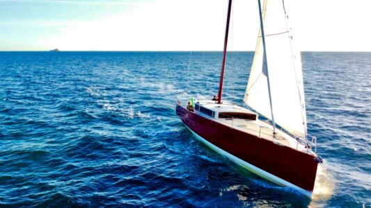 Innovatives Mast‑aft-Rigg: Nur mit Fock – DolceVela Dragon 48 sorgt für Gesprächsstoff in Italien