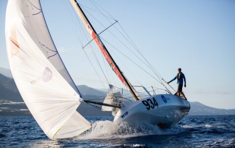 Einhand-Transat mit dem Mini statt zurück per Frachter: Sieger Bourgnon verliert Ruder und Groß bei 50 kn