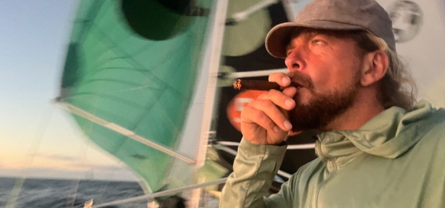 Mini Globe Race: Alle erschöpft vor St. Helena – dennoch:  Seglerin schwimmt 30 sm um die Insel