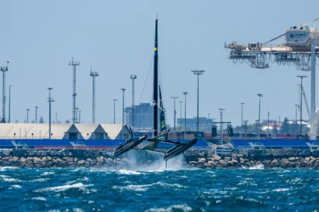 SailGP Auftakt in Perth: Flug-Action im Fremantle Doctor – Artemis hebt ab, Draper verletzt sich