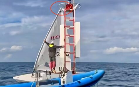 Dumm gelaufen: An der Fahrwassertonne verhakt