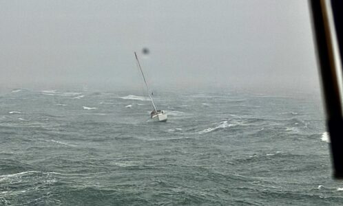 Einhandsegler aus Lebensgefahr gerettet: Marineflieger und Seenotretter bei Wintersturm gemeinsam im Einsatz