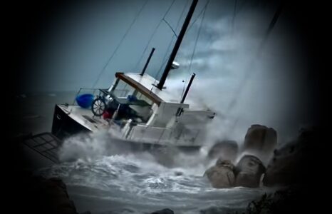 Dreimaster auf den Steinen: Wenn eine Yacht zu Kleinholz wird