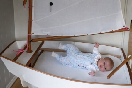 Wie man einen Segler macht: Baby beim Optisegeln