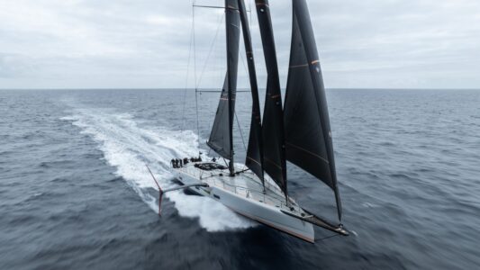 T-Foil Superyacht „Raven“: Mit dem 34 Meter radikalen „Wohnboot“ nun im Racemode über den Atlantik