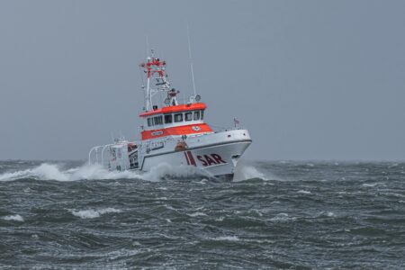 Wassereinbruch auf Traditionsschiff: Retter bergen Segler von augeflaufenem Stagsegelschoner