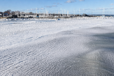 Eisgang an der Ostsee: Frostiger Sturm sorgt für Bedingungen wie vor 15 Jahren – Kiter gerettet