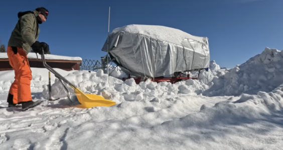 Der unmögliche Törn: Mikro-Weltumsegler Quenet erwacht in der Wildnis aus dem Winterschlaf