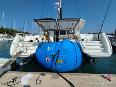 Aufblasen statt kranen: Schlauch hebt Katamarane bis 25 Tonnen