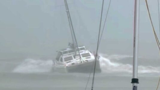 Crew reagiert in letzter Sekunde und steuert Katamaran auf Ponton. Was dahinter steckt.