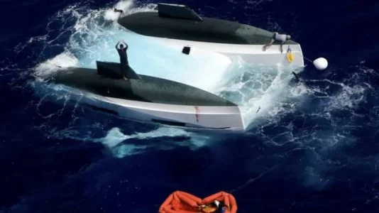 Katamaran Kenterung: Handelsschiff rettet drei Segler aus dem Wasser