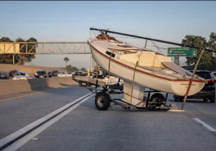 Dumm gelaufen: Bootstrailer löst sich auf Schnellstraße und „springt“ in den Gegenverkehr.