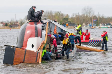 Skûtsje Kenterung: Besatzung gerettet – Aufrichten unter Schwierigkeiten