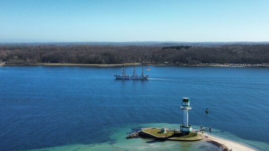 Gorch Fock segelt nach New York: „Five Sisters“ Tallship-Race – Drohnenbilder vom Auslaufen