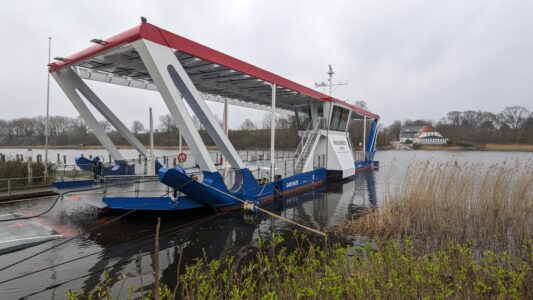 Schlei: Neue Fähre in Missunde fährt nun endlich. Warum der Betrieb eingeschränkt bleibt.