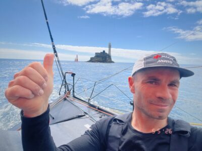 1000 Race IMOCA: Am Fastnet Rock angekommen – Goodchild dominiert, Clapcich holt auf
