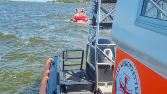 Ungewöhnlicher Einsatz: DGzRS schleppt defektes Auto ab – auf dem Wasser