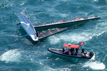 Erster America’s Cup Showdown: Acht Boote am Start, live ab 15 Uhr – Briten kentern